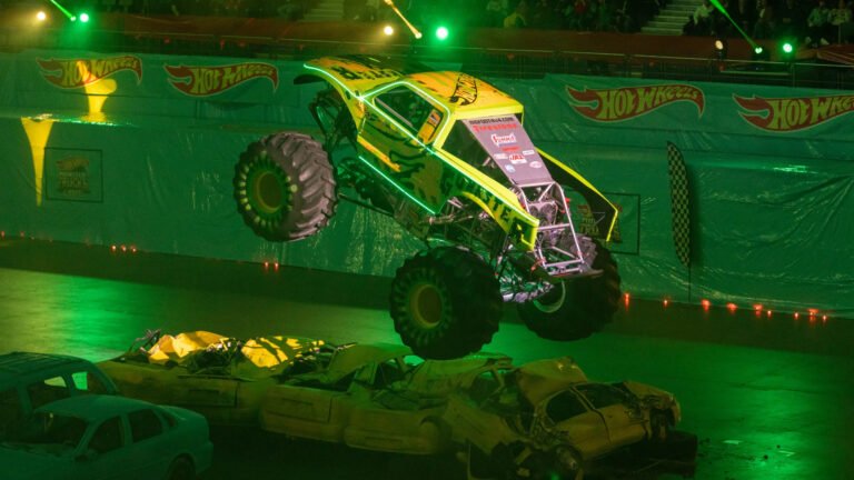 camiones monstruo en accion en arena