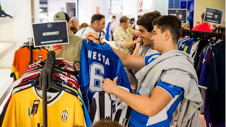 camiseta de futbol en tienda deportiva