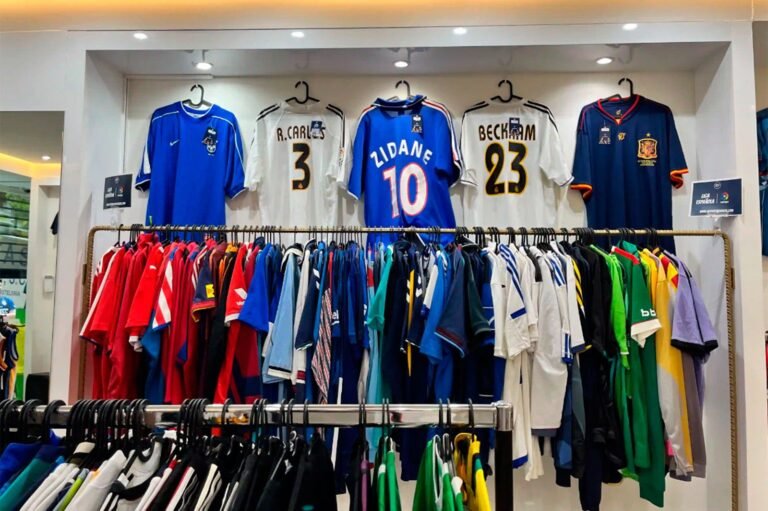 camisetas de futbol en una tienda