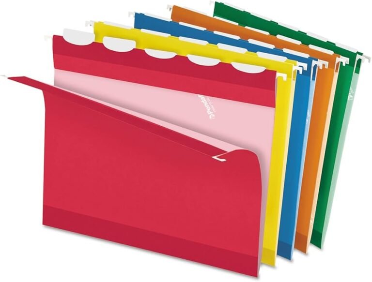 carpeta colgante colorida en oficina