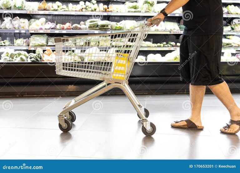 carrito de compras en un supermercado moderno