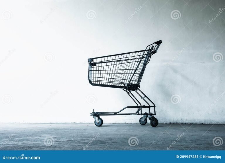 carrito de compras frente a una puerta