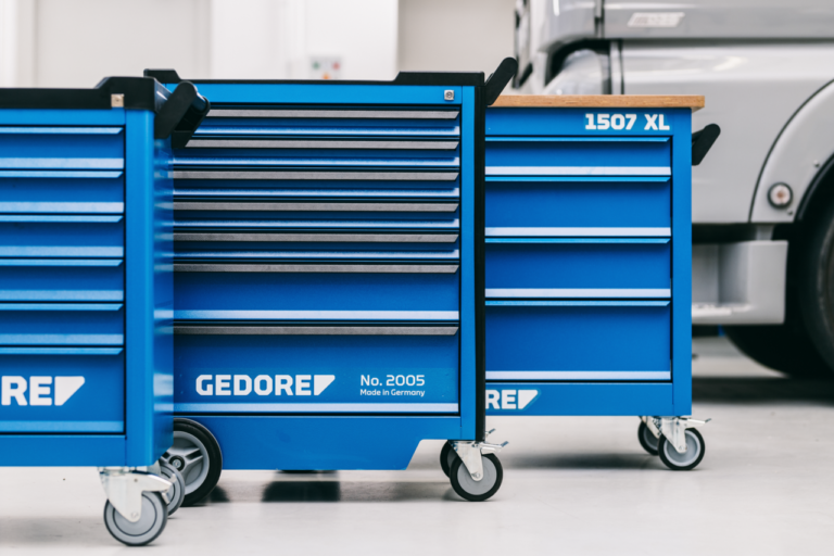 carro de herramientas en un taller moderno