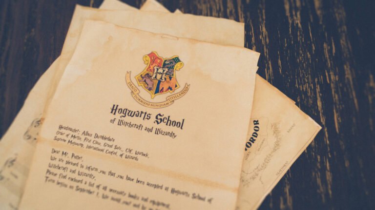 carta de hogwarts en un fondo magico