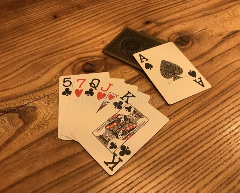 cartas de juego en una mesa de madera