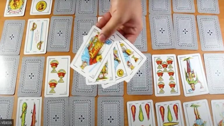 cartas de solitario sobre una mesa