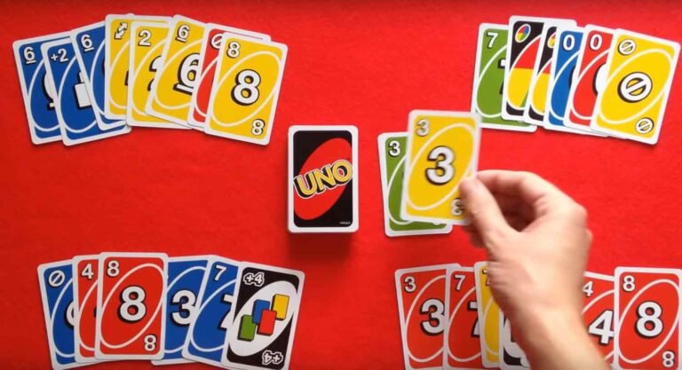 cartas del juego de uno en mesa