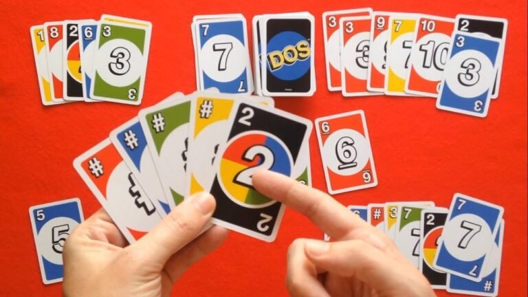 cartas del juego dos sobre una mesa