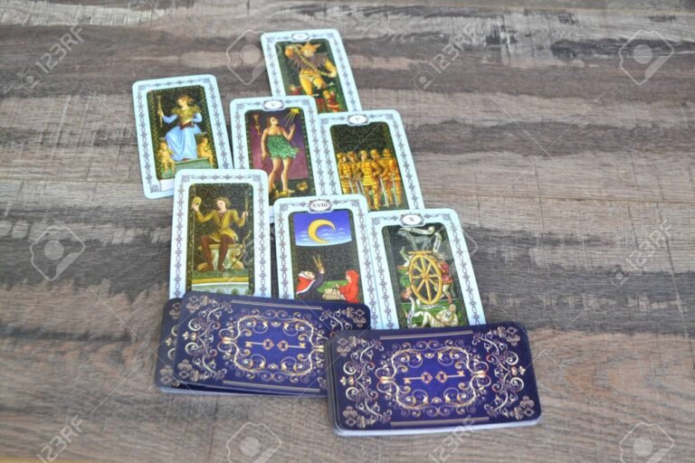 cartas del tarot sobre una mesa mistica