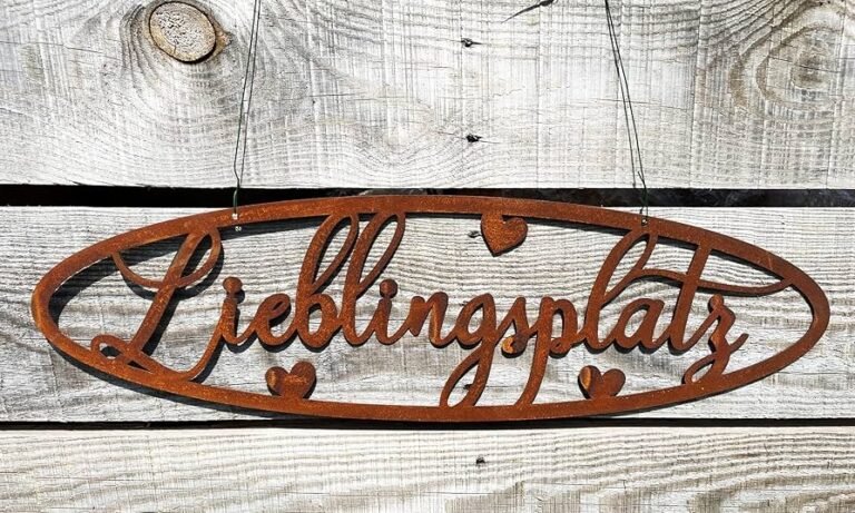 Dónde encontrar carteles en chapa oxidada para decorar mi hogar 4 carteles de chapa oxidada en una pared