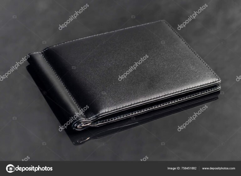 cartera negra elegante sobre fondo neutro