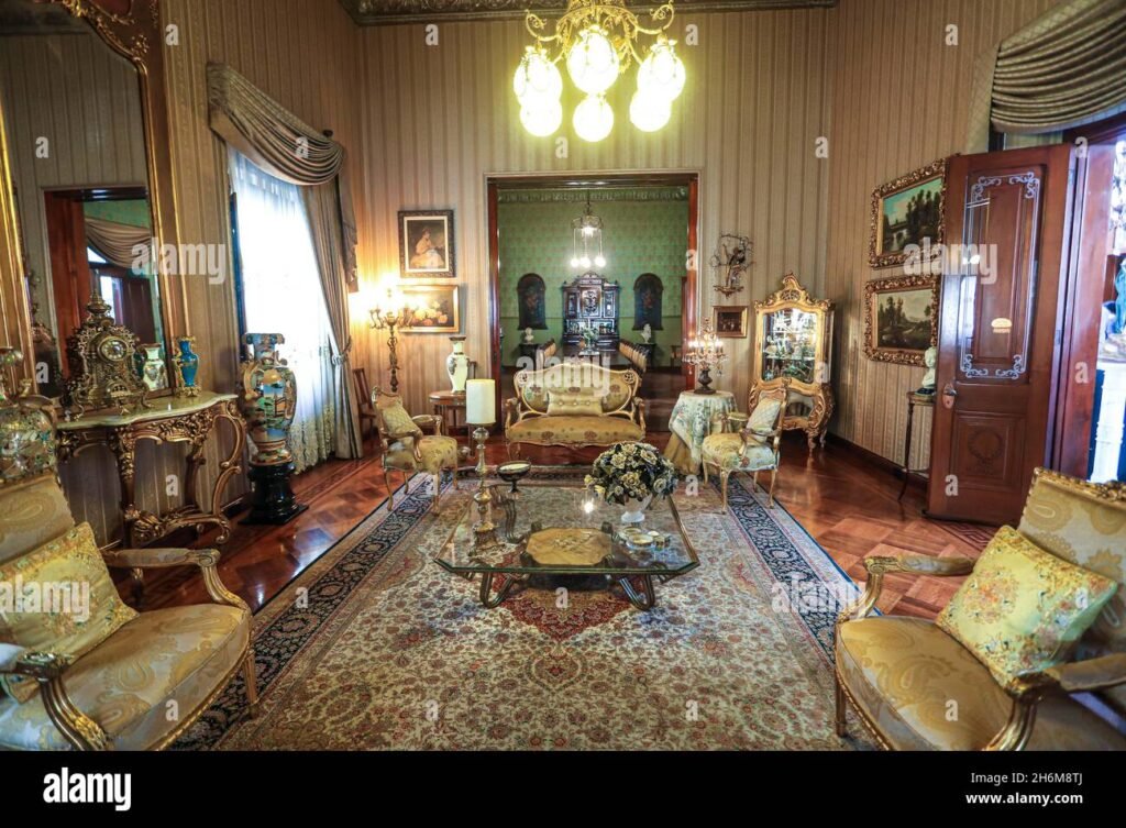 casa antigua con herrajes decorativos