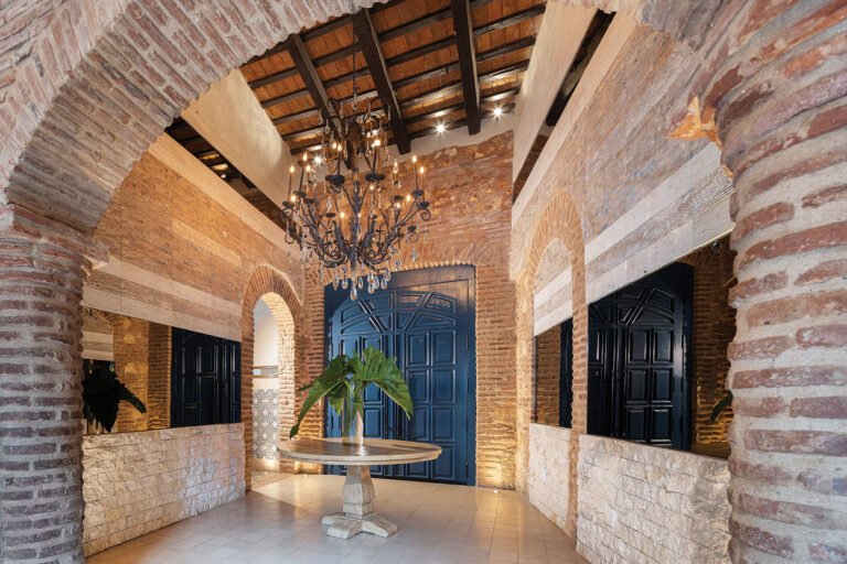 Qué es "La casa de las cien mil lámparas" y dónde se encuentra 10 casa antigua con numerosas lamparas colgantes