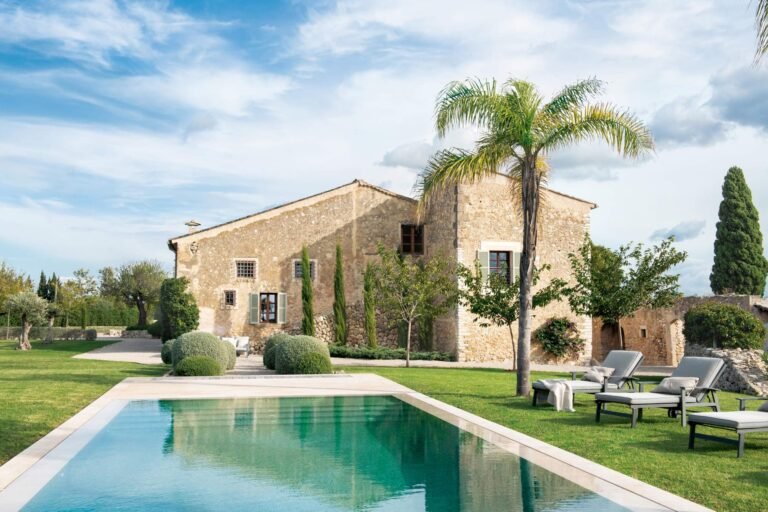 casa con piscina en entorno natural