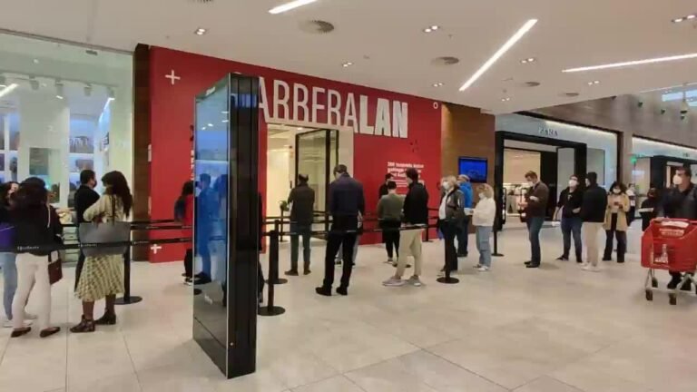 Dónde encontrar ofertas de empleo en Mendoza Plaza Shopping 9 centro comercial con gente buscando empleo