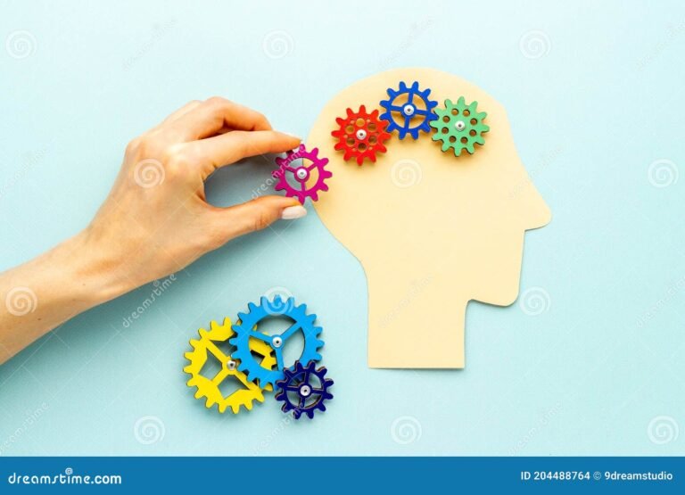 cerebro humano con engranajes y rompecabezas