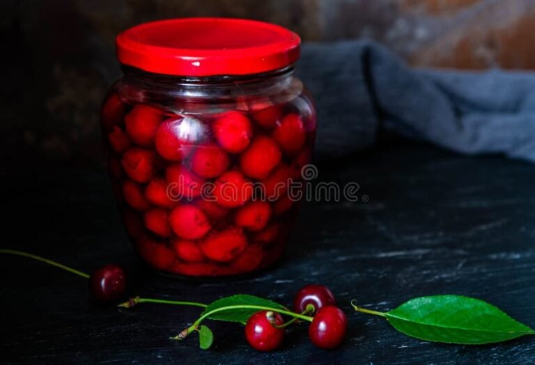 Cómo se hacen las cerezas al marrasquino de forma casera 24 cerezas frescas en un frasco de cristal