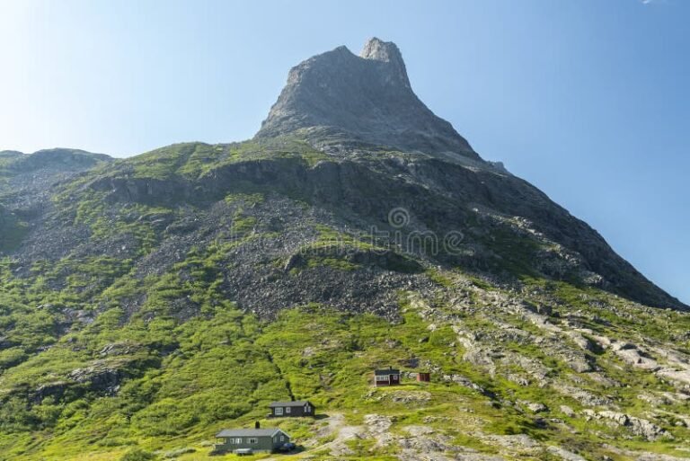 cerro de los duendes en paisaje montanoso