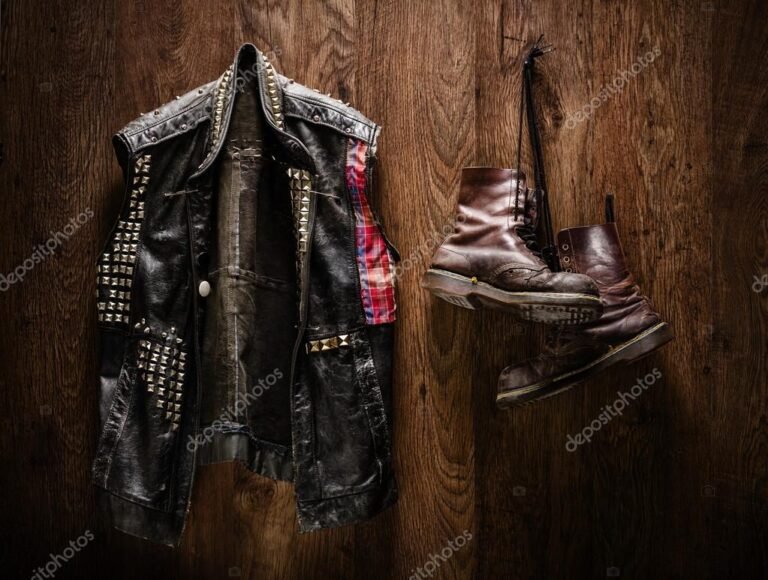 chaqueta de cuero y botas de rock