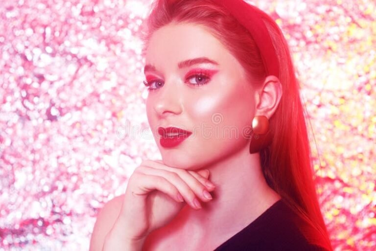 chica con estilo en fondo rosa brillante