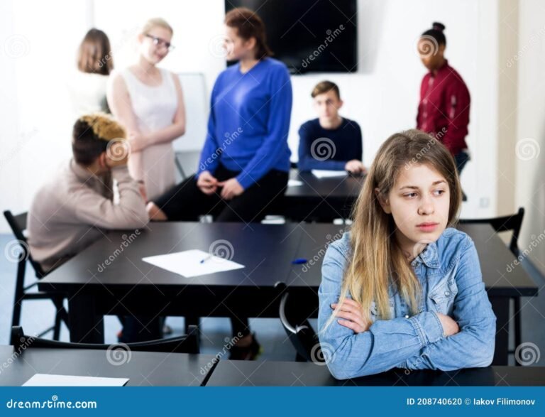 chica timida con amigos en la escuela