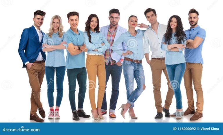 chicos y chicas felices con ropa grande