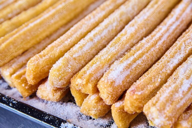 churros recien horneados en una bandeja