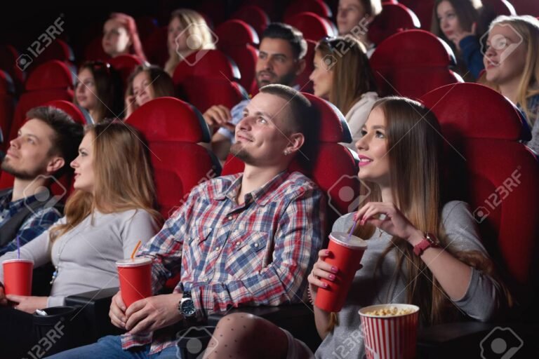 cine moderno con personas disfrutando peliculas