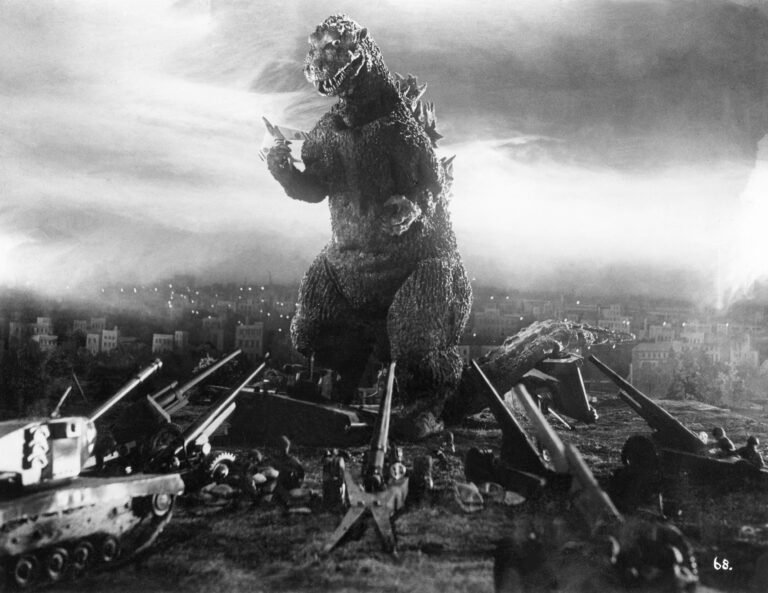 cine oscuro con figura de godzilla