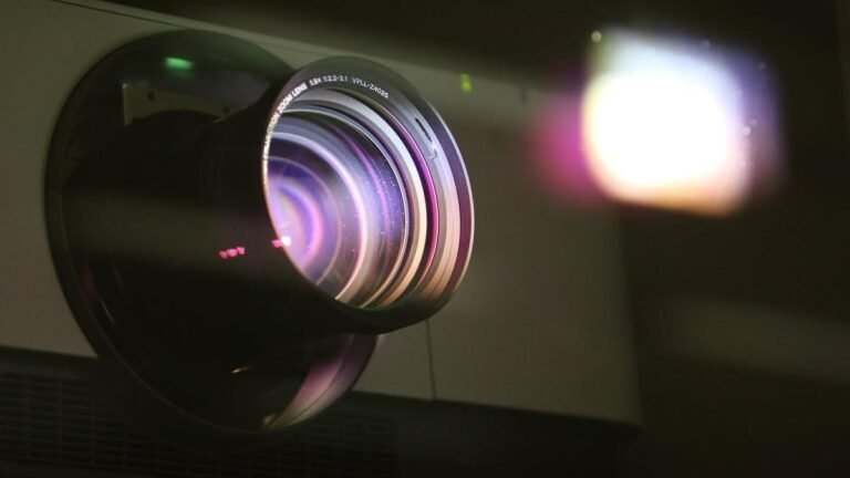 cine oscuro con un proyector encendido