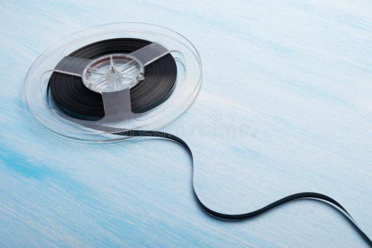 cinta magnetica enrollada sobre fondo blanco