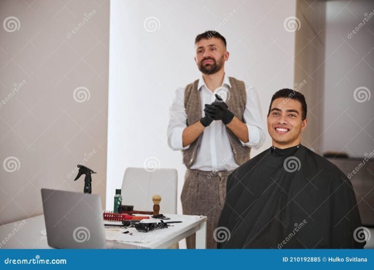 Qué servicios ofrece Estilo Buenos Aires en su peluquería 17 cliente disfrutando un corte de cabello