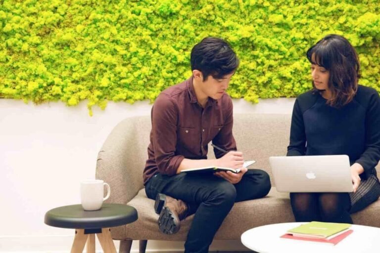 Cómo mejorar la atención al cliente en casa con Compara 6 cliente satisfecho recibiendo atencion personalizada