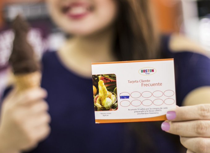 clientes felices usando tarjetas visa en casa