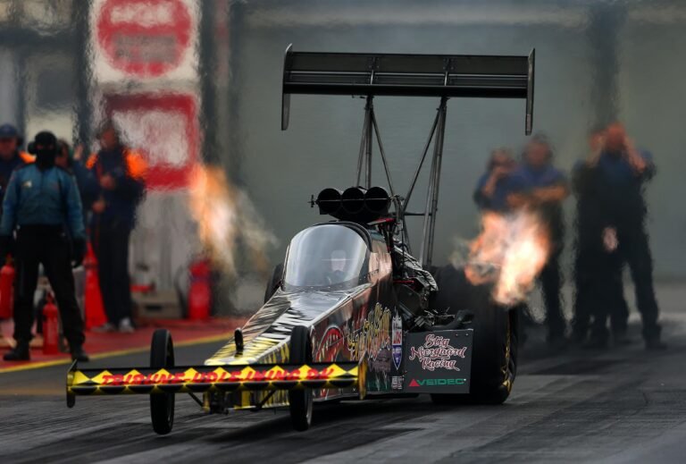 coche de carreras en pista de drag