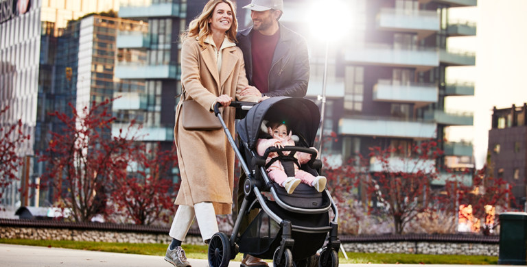 Qué características tiene el coche de paseo Chicco para bebés 16 cochecito chicco para bebes en un parque