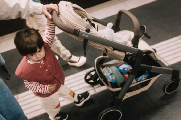 cochecito compacto en un entorno urbano