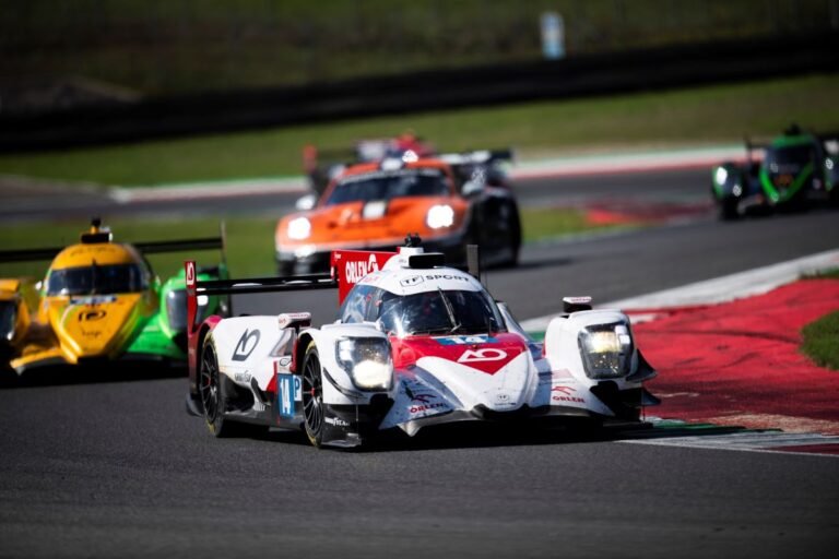 coches de carreras en accion emocionante