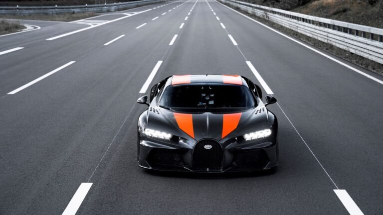 coches veloces en una carretera urbana