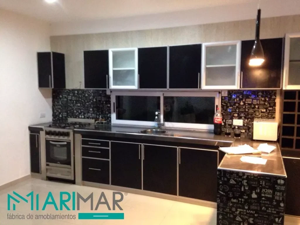 Qué ventajas ofrece un piso de aluminio para bajo mesada en la cocina