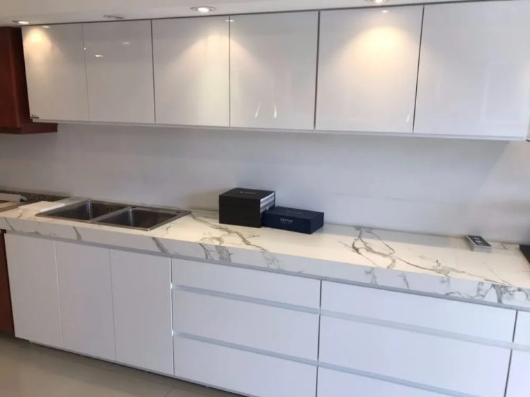 cocina moderna con bajo mesada de melamina