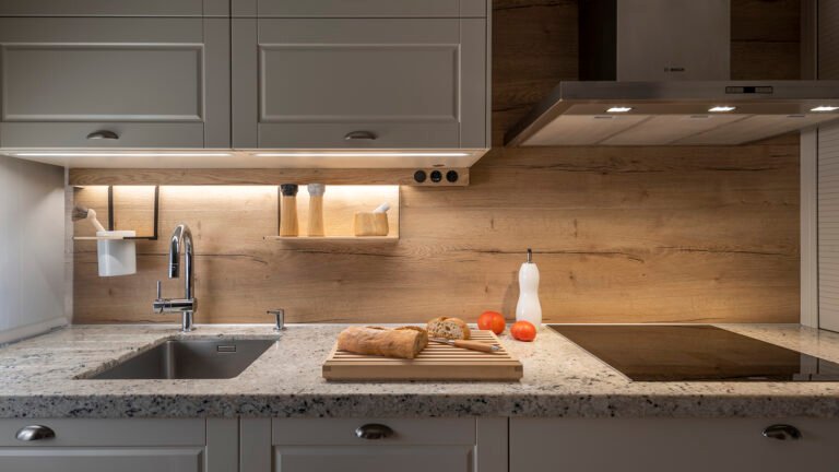 cocina moderna con utensilios variados