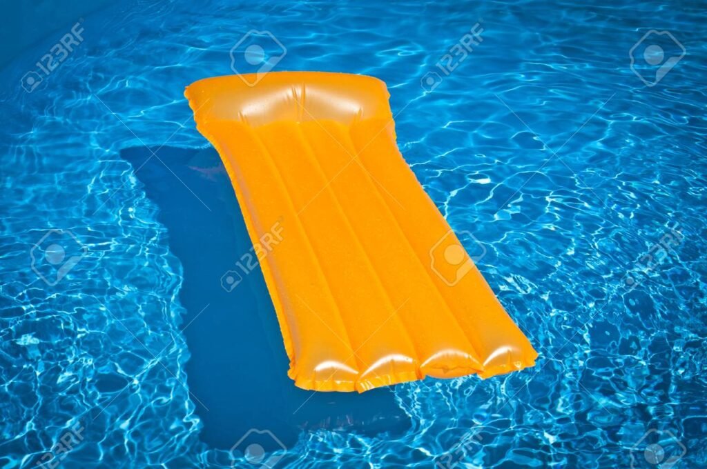 colchoneta colorida flotando en la piscina