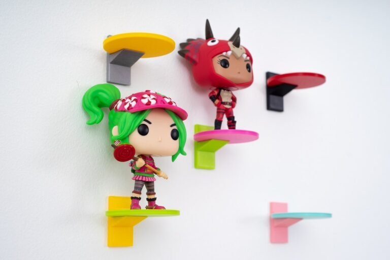 coleccion de funkos en estanteria colorida