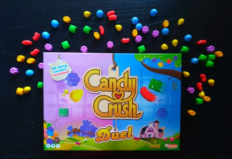 coloridos caramelos en un tablero de juego