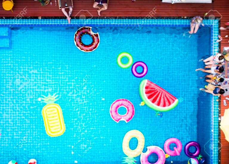 coloridos flotadores en una piscina