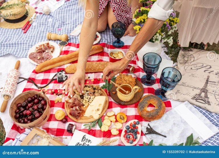 comida colorida sobre una manta de picnic