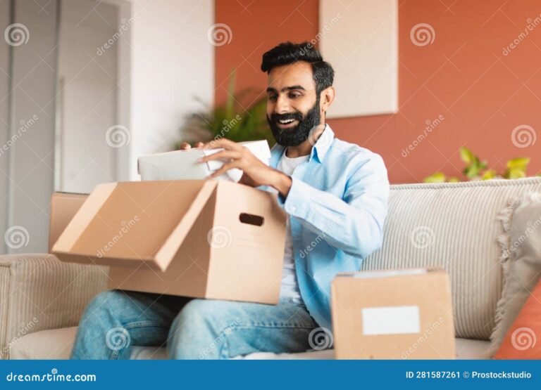 Cómo comprar productos de Estados Unidos desde Argentina de manera fácil 24 comprador feliz con paquetes en casa