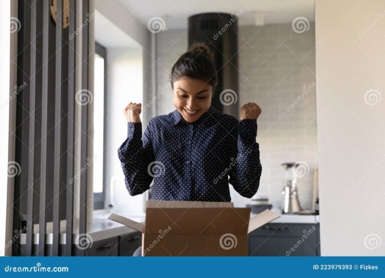 Cómo saber si Mercado Sitio es confiable para comprar online 21 comprador feliz recibiendo un paquete