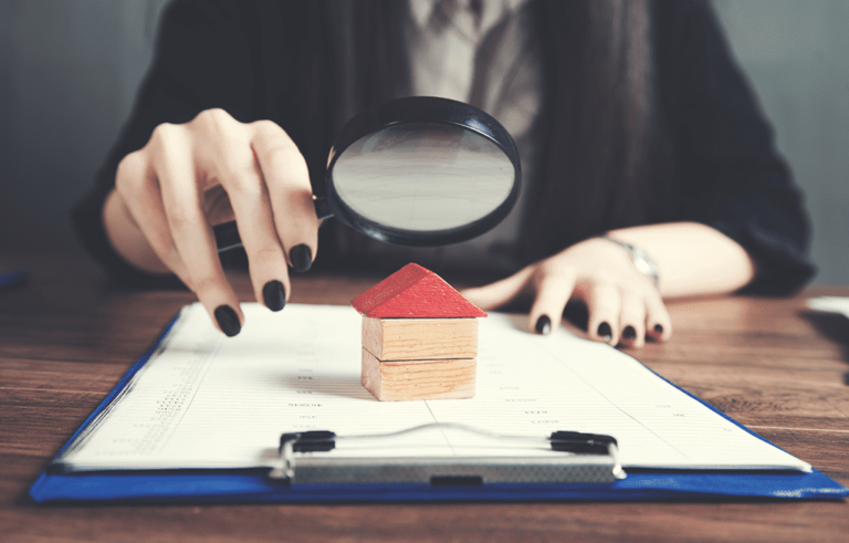 comprador revisando articulos usados en casa